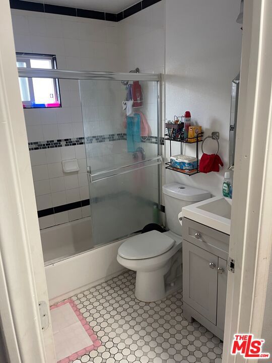 915 E 76th Place
