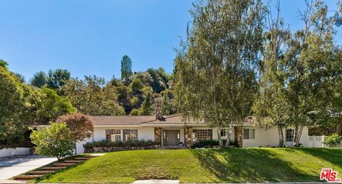 Photo of 10612 Lindamere Drive, Los Angeles, CA 90077 (MLS # 25594991)