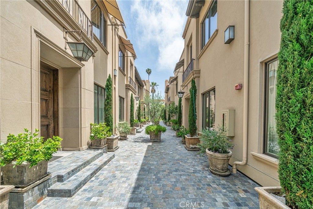 Photo of 823 S Bundy Drive #110, Los Angeles, CA 90049 (MLS # AR25137510)