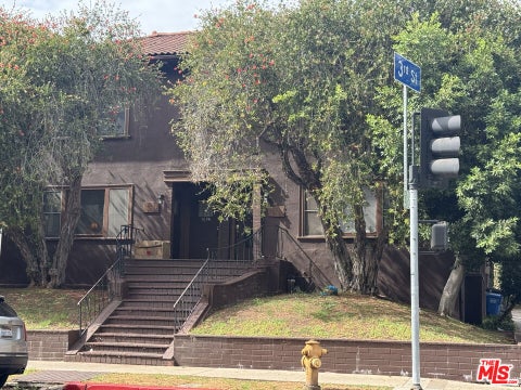 Photo of 301 S Norton Avenue, Los Angeles, CA 90020 (MLS # 26999559)