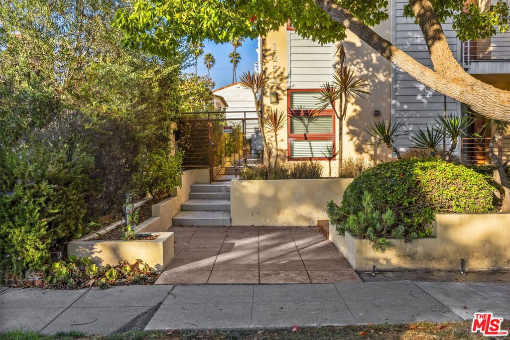 1253 18th Street 103, Santa Monica CA 90404