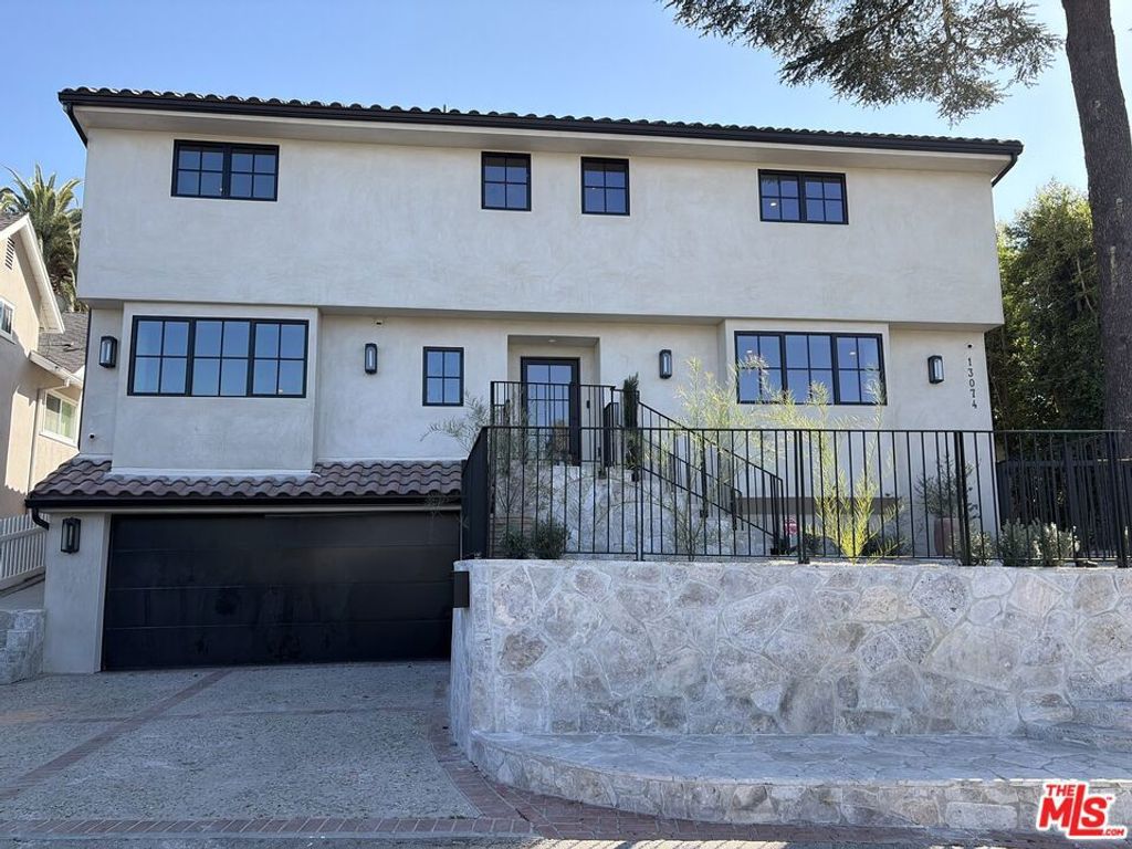 Photo of 13074 Greenleaf Street, Studio City, CA 91604 (MLS # 26669161)