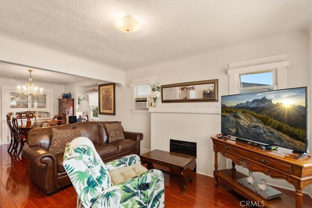 7715 Whitsett