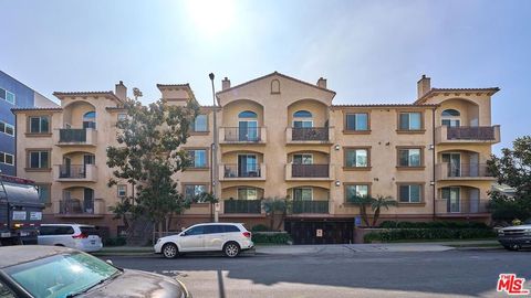 Photo of 5132 Maplewood Avenue #106, Los Angeles, CA 90004 (MLS # 25612259)