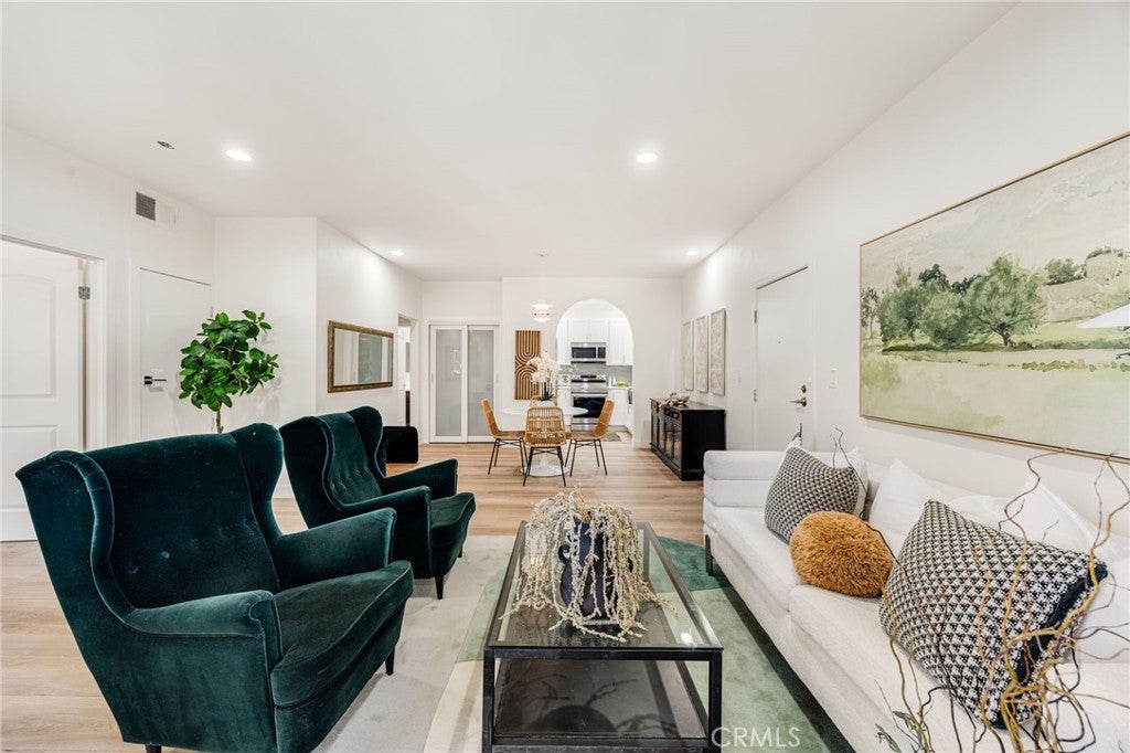 828 N Hudson