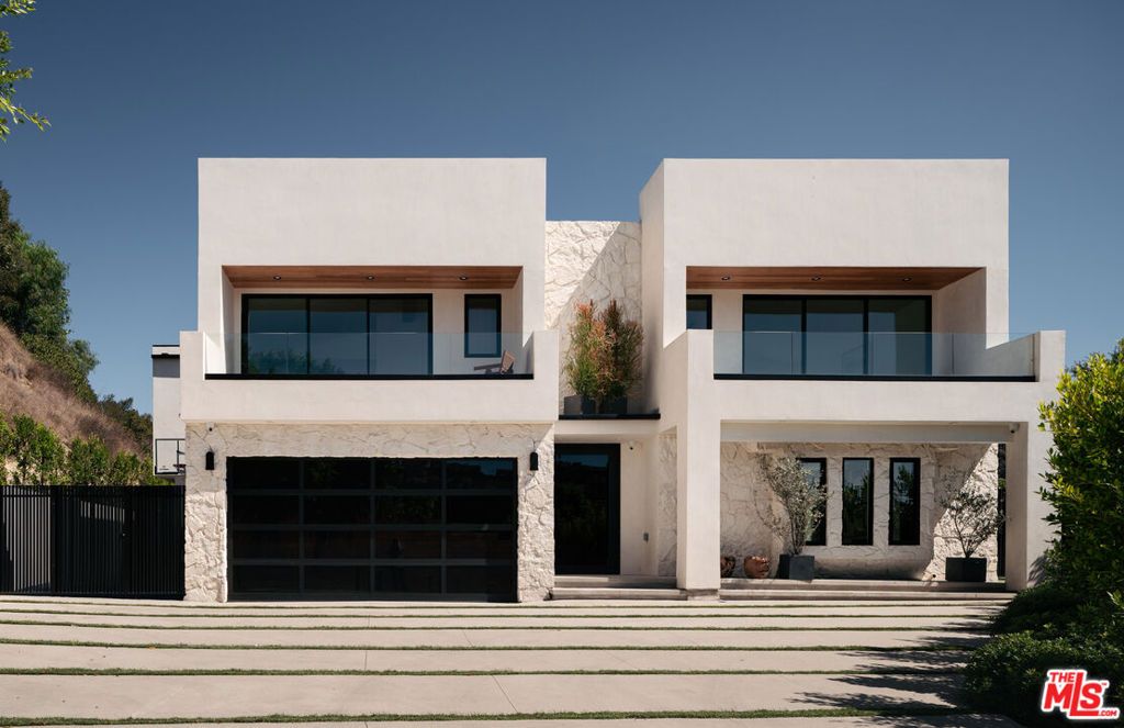 Photo of 2608 Zorada Drive, Los Angeles, CA 90046 (MLS # 25588179)