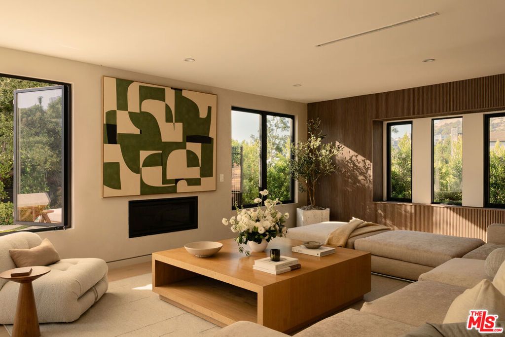 Photo of 2608 Zorada Drive, Los Angeles, CA 90046 (MLS # 25588179)