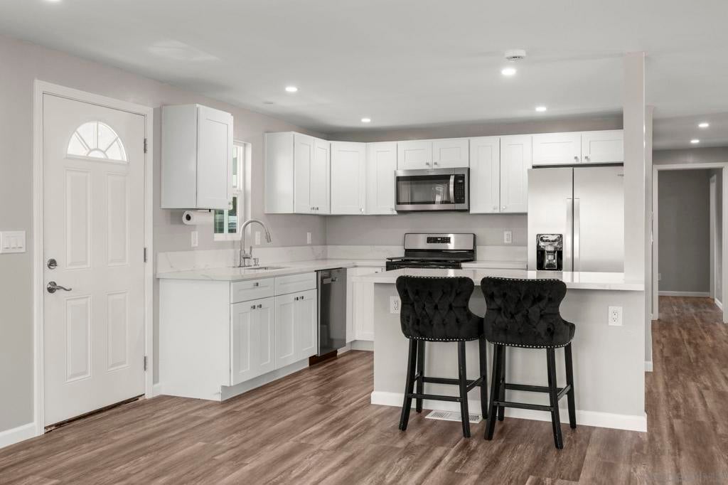 1145 E Barham Dr SPC 145