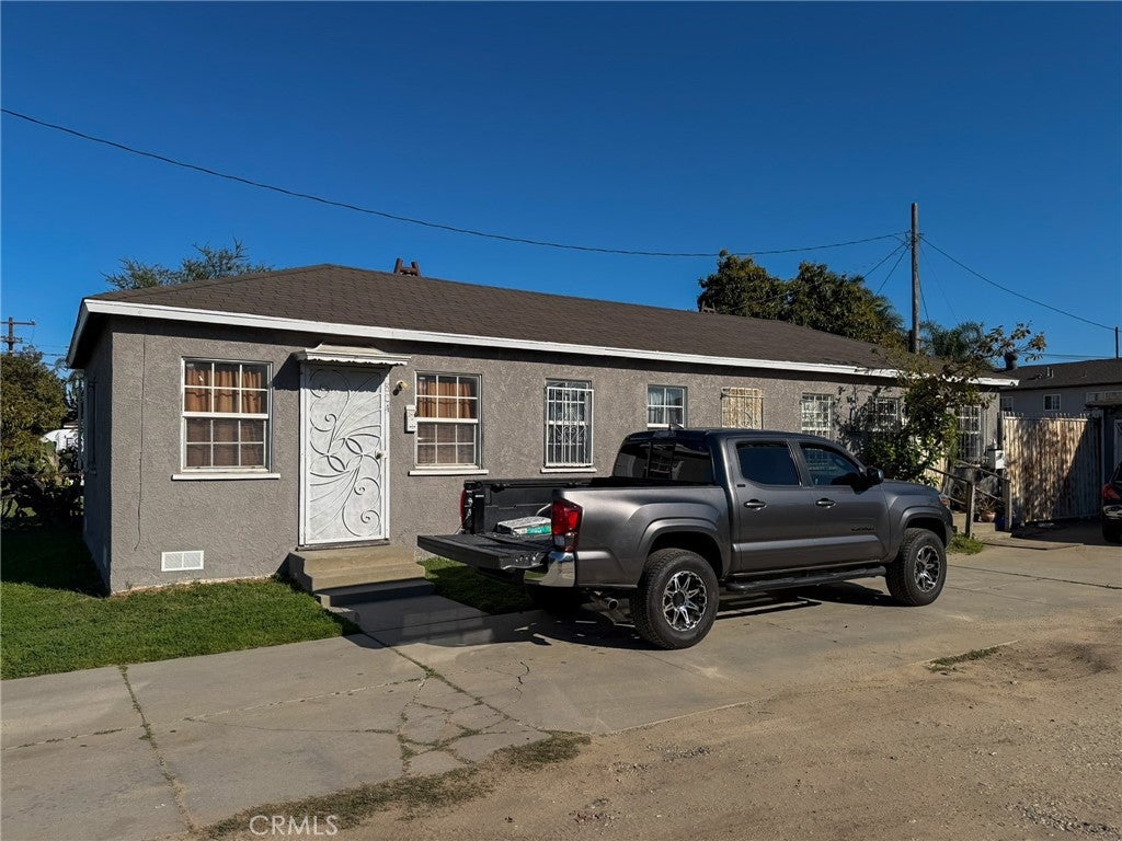 804 E Oaks