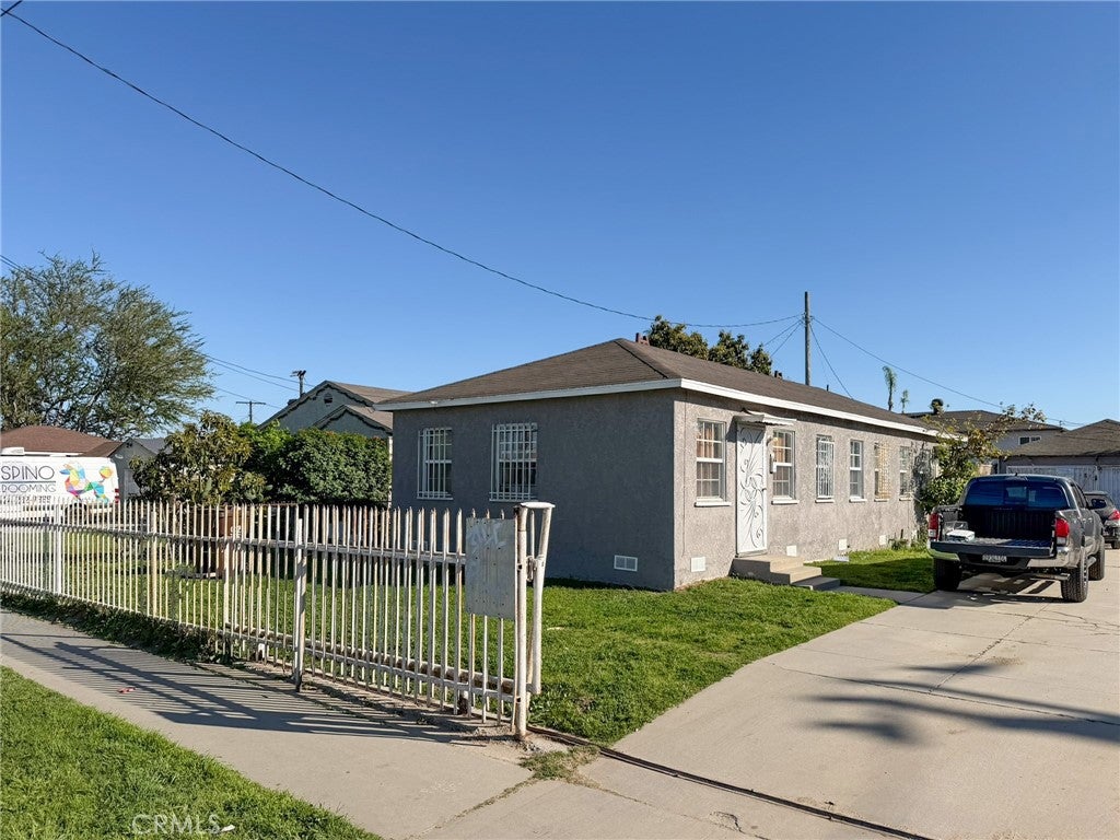 804 E Oaks