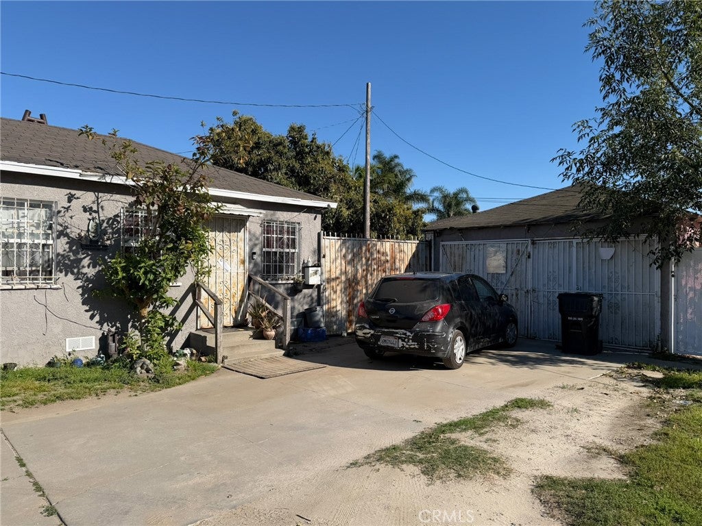 804 E Oaks