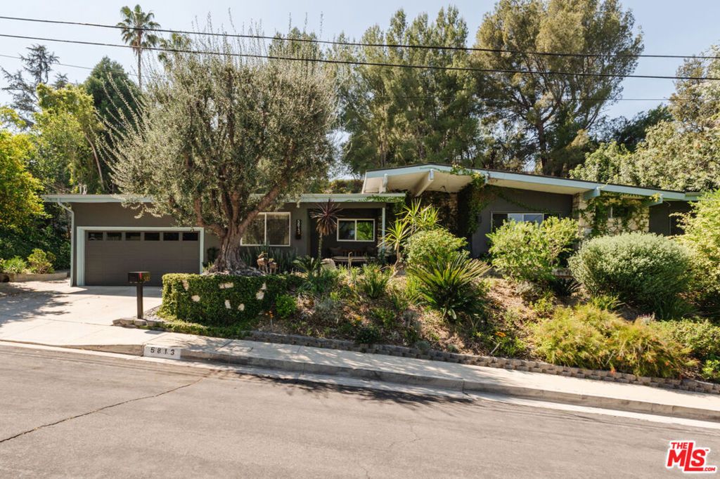 Photo of 5813 El Canon Avenue, Woodland Hills, CA 91367 (MLS # 26669613)