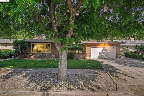 Photo of 340 Sherwood Dr Dr, Brentwood, CA 94513 (MLS # 41132502)