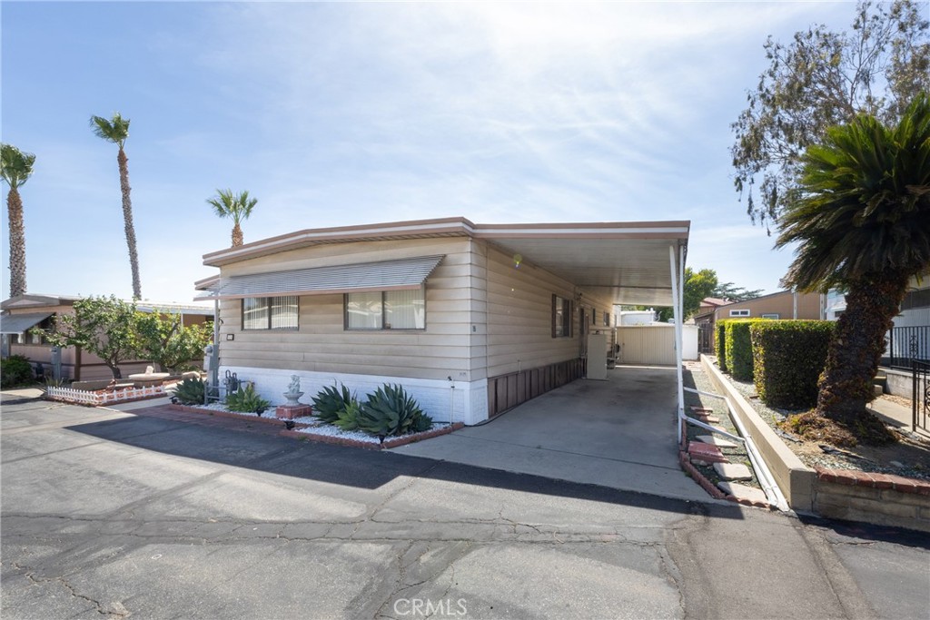 8651 Foothill Blvd 18