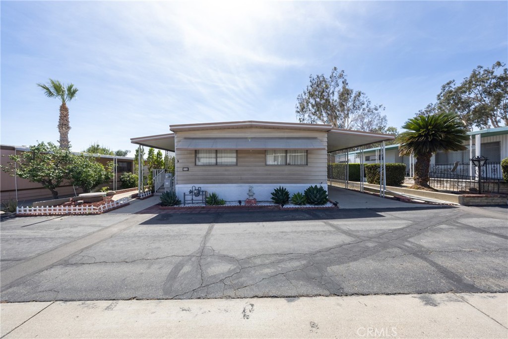 8651 Foothill Blvd 18