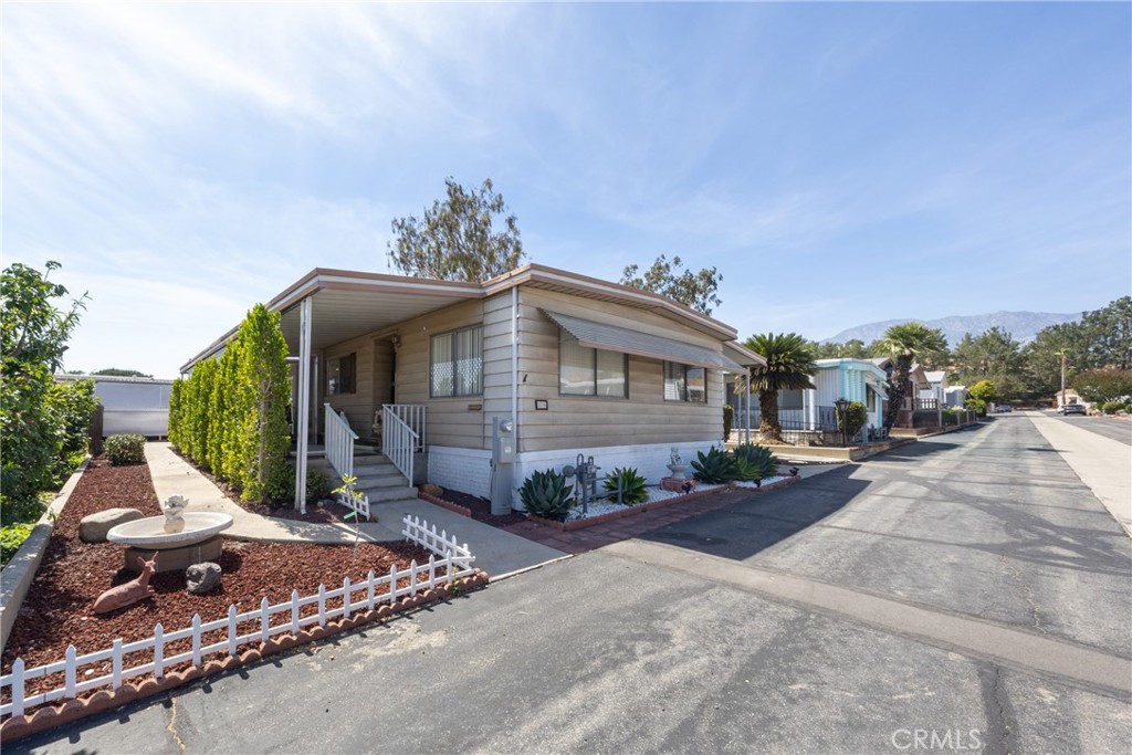 8651 Foothill Blvd 18