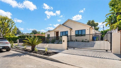 Photo of 4819 Genesta Ave, Encino, CA 91316 (MLS # SR26094328)