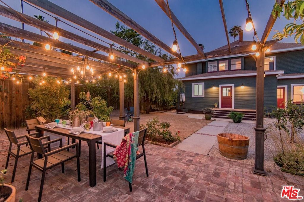 Photo of 2057 S Oxford Avenue, Los Angeles, CA 90018 (MLS # 25592689)