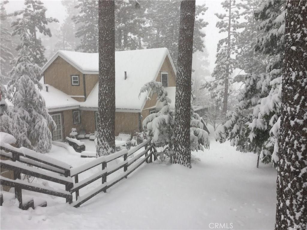 This spacious cabin in Boulder Bay offers 5 bedrooms, 3 bathrooms, and a cozy living room with a fireplace—perfect for relaxing after a day at the lake. The kitchen comes with stainless steel appliances, and the large front yard is great for barbecues or winter fun. Just one block from Big Bear Lake and minutes from Big Bear Village. Don’t miss out on this perfect blend of mountain charm and modern comfort in a prime location!