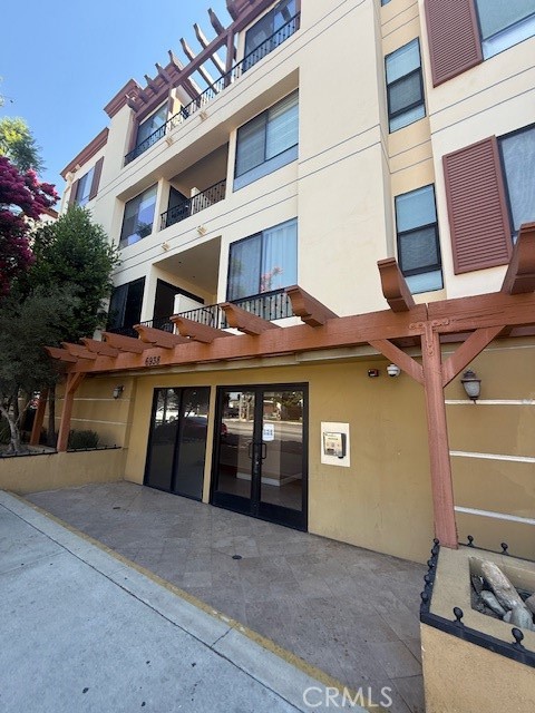 Welcome to this beautiful 2-bedroom, 2-bath condominium in the heart of North Hollywood. It features a lovely fire place in the large living room and newer appliances in the kitchen. The master bedroom features a large walk in closet and an office nook area to use as you please. This home also features a spacious balcony perfect for entertaining or relaxing. TWO parking spaces in the gated garage included and controlled access to the building. Residents can enjoy the fitness center, the mediterranean inspired courtyard, and the rooftop deck.
