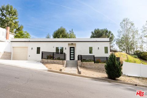 Photo of 4724 N El Caballero Drive, Tarzana, CA 91356 (MLS # 26644291)