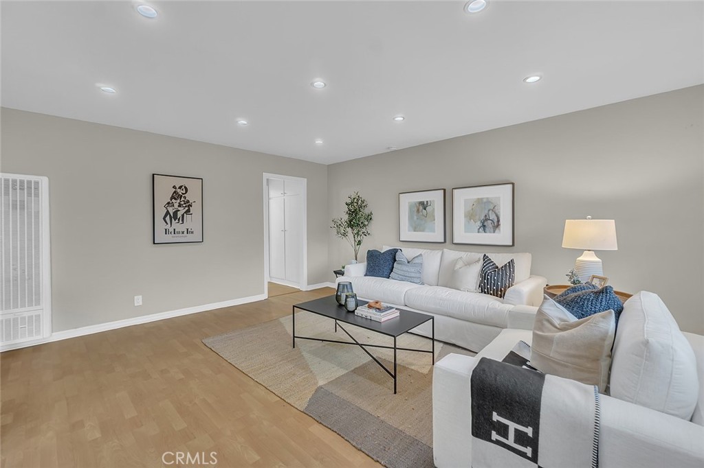 3907 La Crescenta Avenue 208