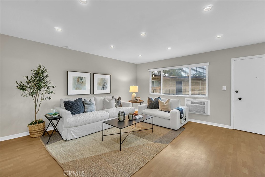 3907 La Crescenta Avenue 208