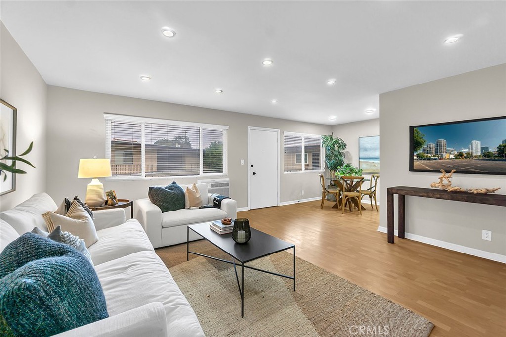 3907 La Crescenta Avenue 208