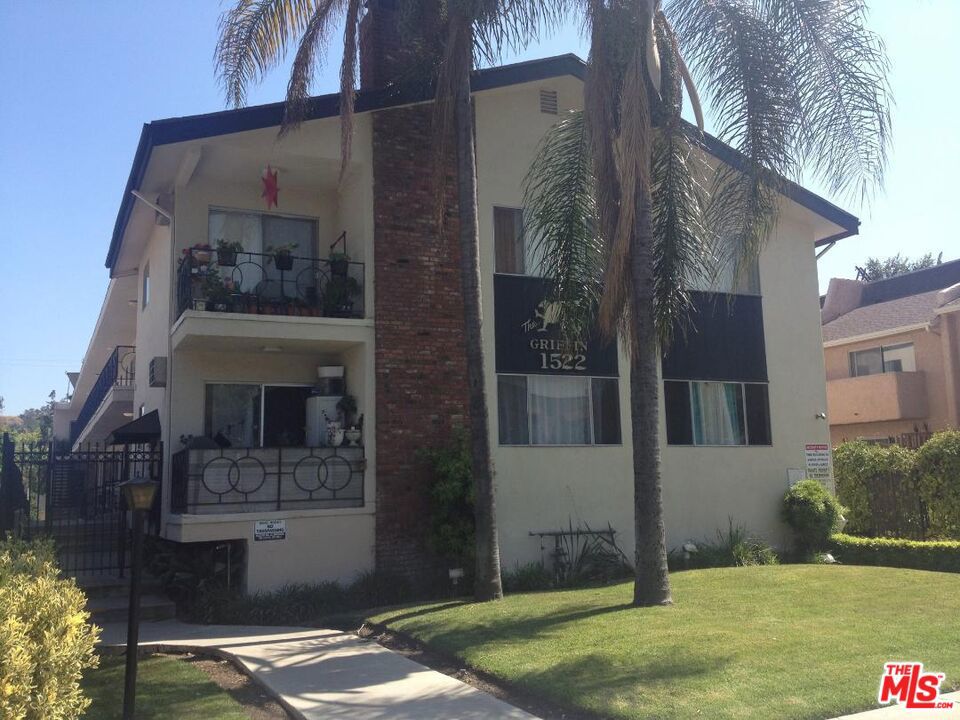 Located in a quiet neighborhood with convenient access to the freeway. This unit features fresh new paint and wood flooring throughout. Enjoy a completely renovated kitchen and bathroom with brand new appliances. The room includes a ceiling fan for added comfort. The building is secure and offers an on-site laundry facility. Just minutes from downtown Glendale and only 10 minutes to Downtown Los Angeles