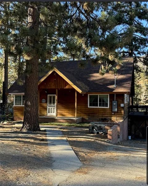 Photo of 518 Mountain View Ave, Wrightwood, CA 92397 (MLS # CV26101299)