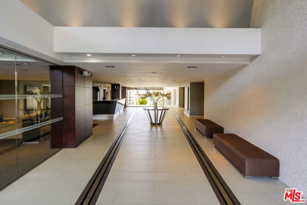 Photo of 7250 Franklin Avenue #702, Los Angeles, CA 90046 (MLS # 25600899)