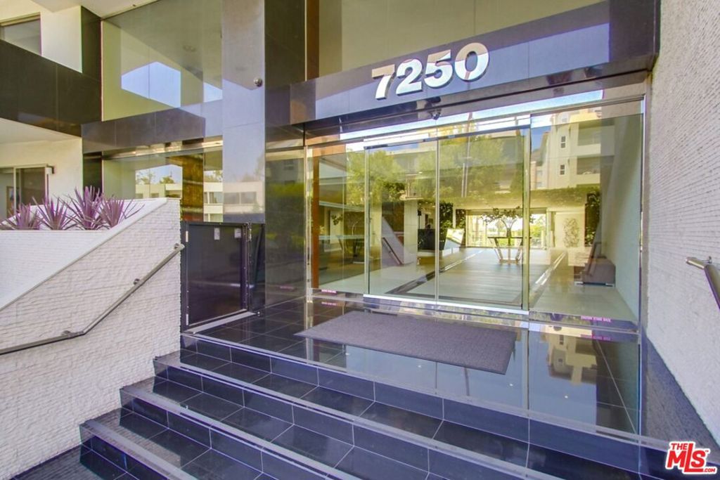 Photo of 7250 Franklin Avenue #702, Los Angeles, CA 90046 (MLS # 25600899)