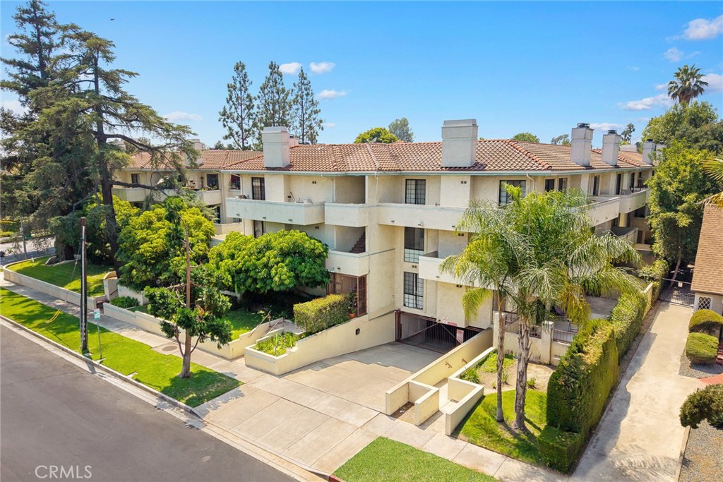 Charming Pasadena Condo – Prime Location, Privacy & Comfort!Experience rare privacy in this 2nd-floor unit with no shared side walls, ideally located just steps from Caltech and PCC, and minutes to the Huntington, vibrant Downtown & Old Town Pasadena, and a variety of grocery options —Trader Joe’s, Whole Foods, Ralph’s, Vons, Amazon Fresh, plus local Asian and Mexican markets. Enjoy quick freeway access while still being tucked away from traffic noise. Filled with natural light yet pleasantly cool thanks to north/east-facing windows, this home boasts an open floor plan, hardwood floors in the living and dining areas, and a spacious balcony overlooking a lush courtyard. Unwind by the cozy wood-burning fireplace or at the community pool & spa.
Convenience comes easy with in-unit washer/dryer, two gated garage parking spaces, and modern appliances — HVAC, refrigerator, dishwasher, and gas range — all under five years old. With pet- and rental-friendly policies, this property offers the perfect balance of comfort, convenience, and flexibility for any lifestyle.