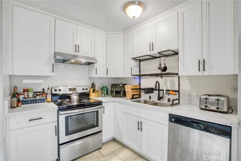 Photo of 7300 Lennox Avenue #J5, Van Nuys, CA 91405 (MLS # RS25250303) Photo of 7300 Lennox Avenue #J5, Van Nuys, CA 91405 (MLS # RS25250303)