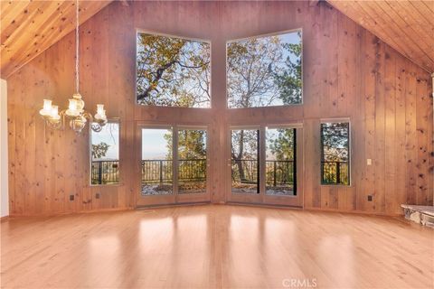 Photo of 28992 Banff Dr Dr, Lake Arrowhead, CA 92352 (MLS # IG25147855)