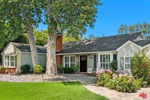 Photo of 5836 Hillview Park Avenue, Van Nuys, CA 91401 (MLS # 26833793)