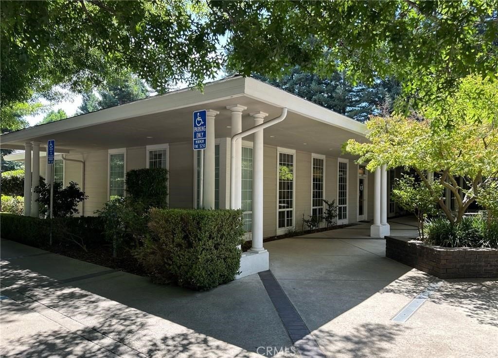 Beautiful office for lease in a first class professional business center. Attractive grounds and business
environment. Beautiful and spacious waiting room, expansive reception administrative area, multiple
offices/exam rooms and two large open flex area rooms. Can be split into two units. Offices are currently
being used as a family and children's audiology clinic. Also available for sale.