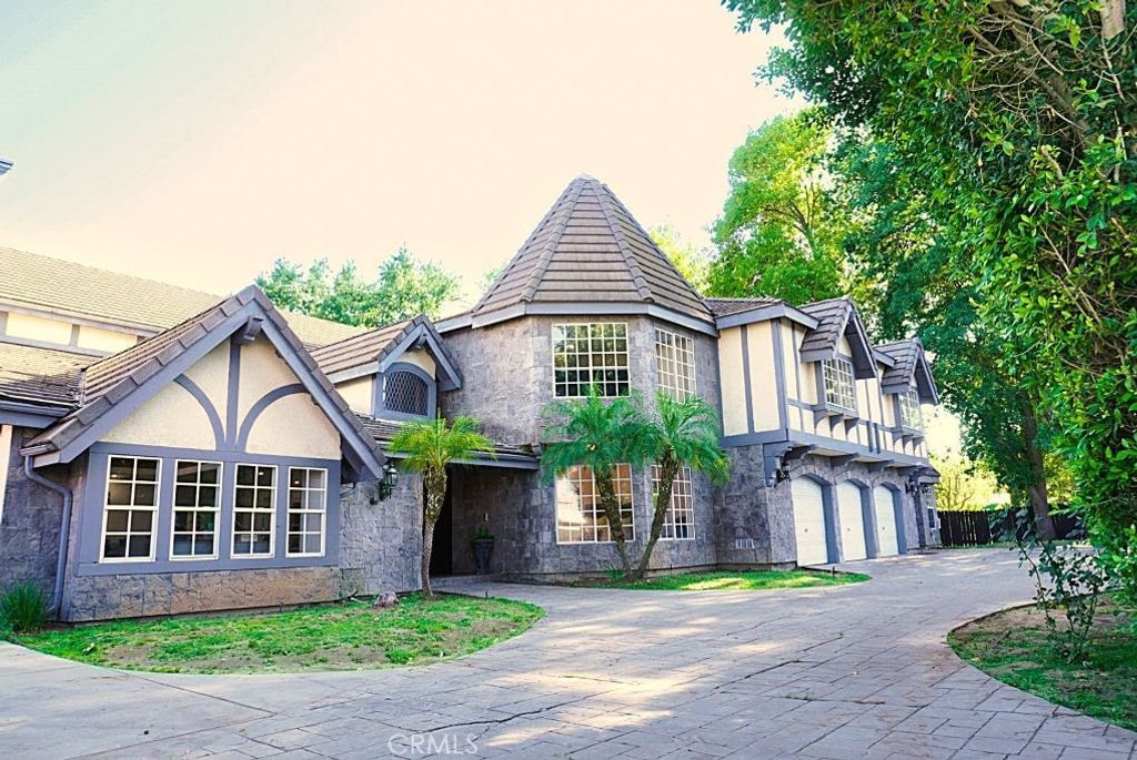 Photo of 23242 Burbank, Woodland Hills, CA 91367 (MLS # SR25231970)