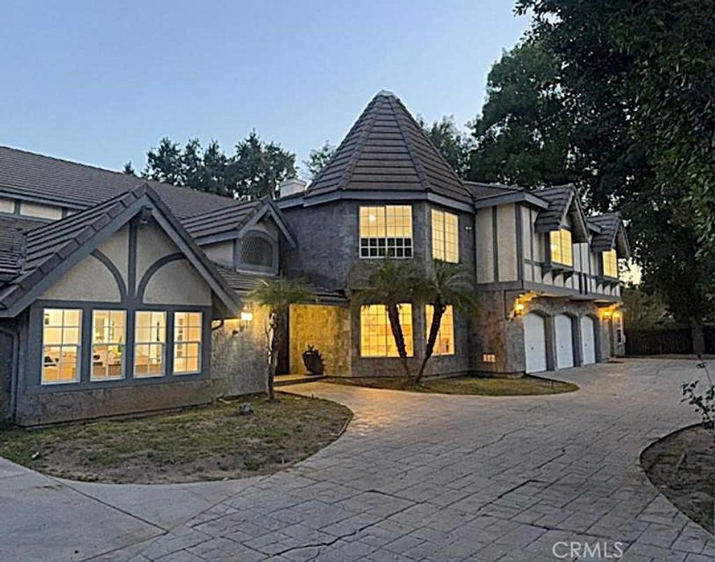 Photo of 23242 Burbank, Woodland Hills, CA 91367 (MLS # SR25231970)