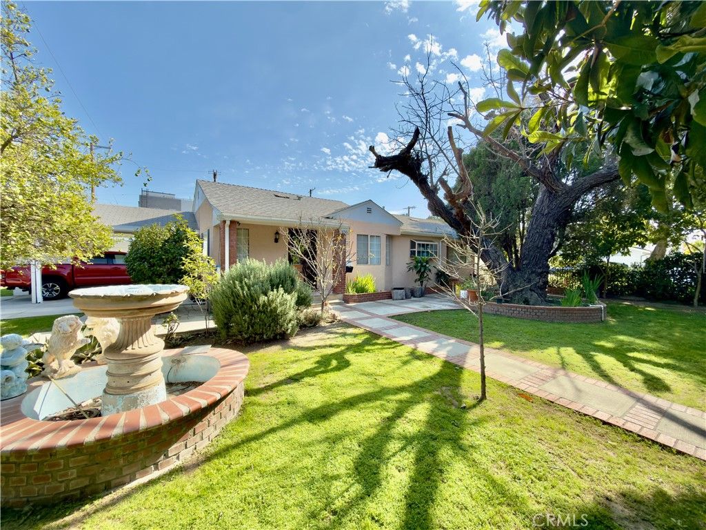 Photo of 5654 Stansbury, Van Nuys, CA 91401 (MLS # SR26025801)