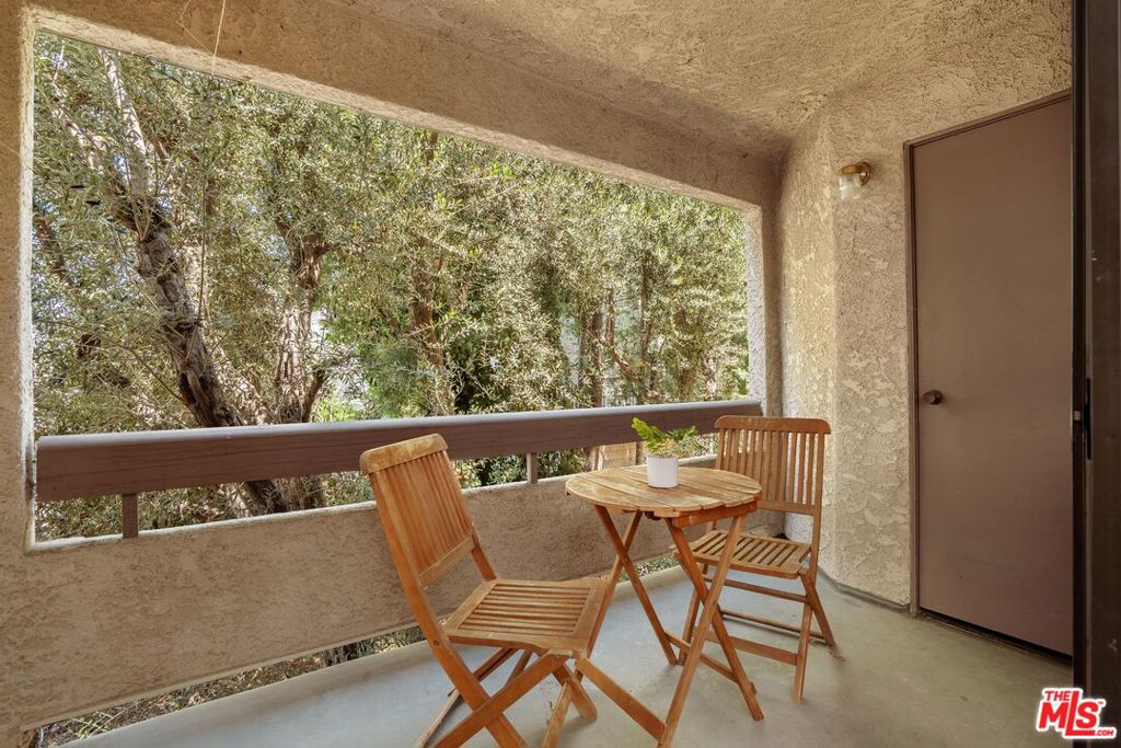 15231 Magnolia Boulevard 114