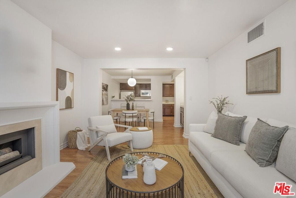 15231 Magnolia Boulevard 114