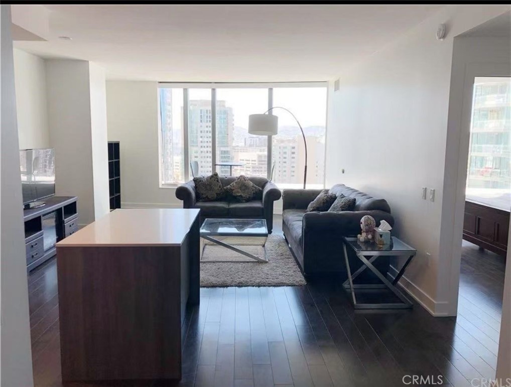 Modern 1 bed + den on the 26th floor with amazing Twin Peaks and city views. Spacious living and dining area, plus a large den—perfect for a home office. The open kitchen features granite countertops, a kitchen island, high-end Gaggenau appliances, and plenty of cabinet space. The XL bathroom includes a double vanity, walk-in shower, soaking tub, Italian porcelain tile, and Volakas marble. Hardwood floors, high ceilings, and in-unit washer/dryer. Photos are of the same floor plan on a higher floor.
Designed by Bernardo Fort-Brescia of Arquitectonica, LUMINA offers top-notch amenities: full-length saline lap pool, 7,000 sq. ft. fitness center, landscaped outdoor areas, rooftop deck, valet parking, and 24-hour front desk and door service. On-site, Woodlands Market provides local organic groceries, prepared foods, and a coffee bar for added convenience.