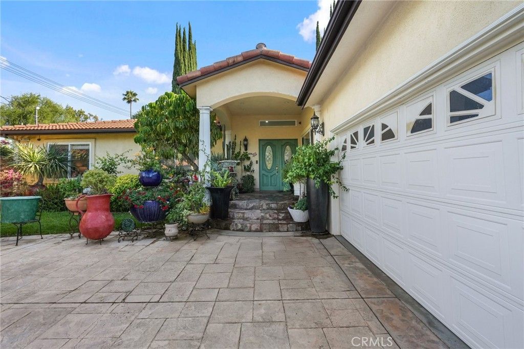 Photo of 18760 Wells, Tarzana, CA 91356 (MLS # SR25259186)
