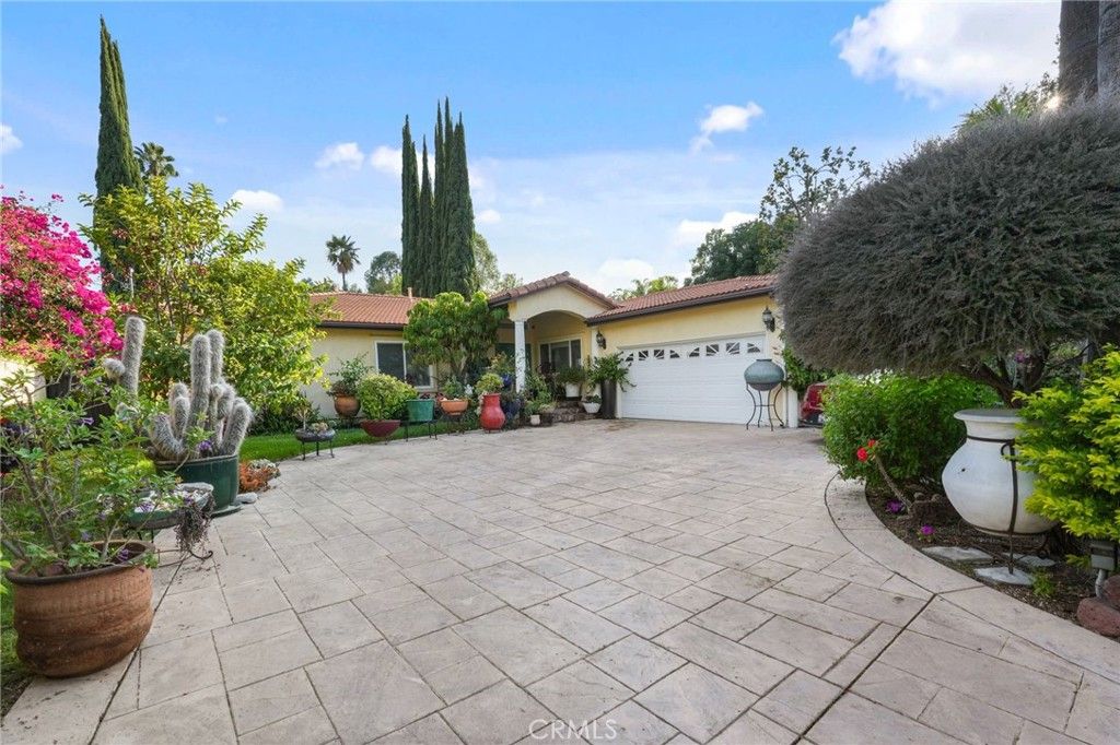 Photo of 18760 Wells, Tarzana, CA 91356 (MLS # SR25259186)