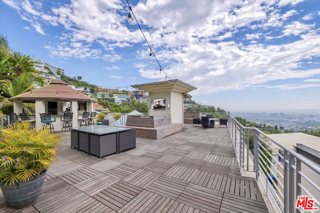Photo of 8835 Evanview Drive, Los Angeles, CA 90069 (MLS # 25583131)
