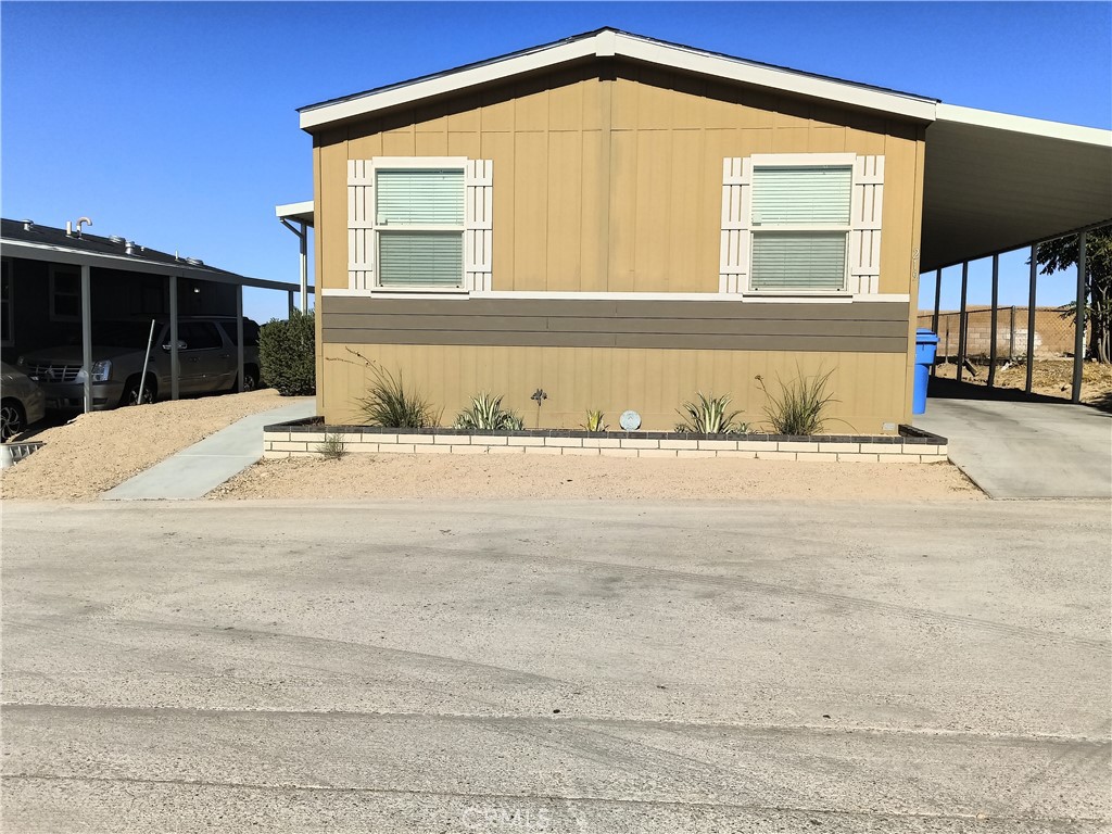 Nice 3 bed 2 bath in an established mobile home park Indoor laundry room, which makes it nice on those hot days. Nicely priced as well, hurry this won't last.