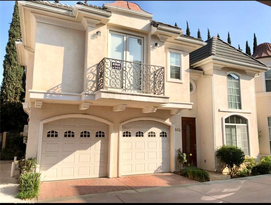 The Bellagio Court, located in the most centralized area of Arcadia with walking distance to all stores, Supermarkets, Shopping Malls, Banks, Restaurants, Schools, etc.  This Gate Community was developed in 2005 and also included Garden Area and Swimming Pool for kids to enjoy during Summer.  With 3 Bedrooms and 2.5 Baths, this bright and airy home is a wonderful way to enjoy the Urban California Lifestyle.  Don’t miss out this conveniently located Property!