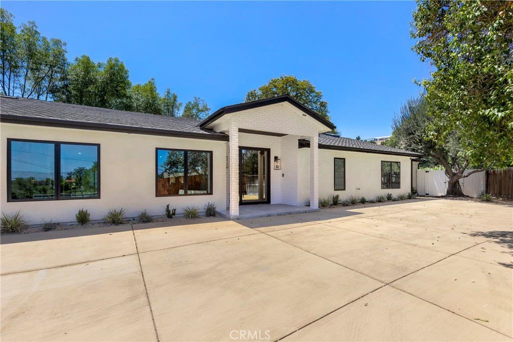 Photo of 5200 Armida Drive, Woodland Hills, CA 91364 (MLS # SR26169754)