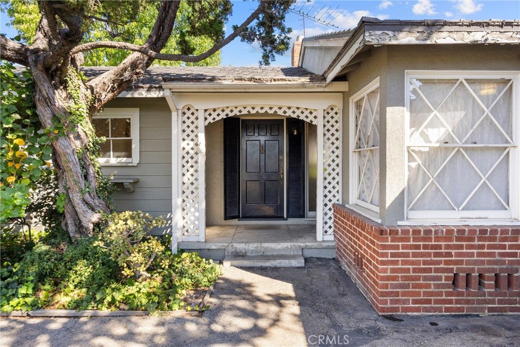 1056 Cerritos